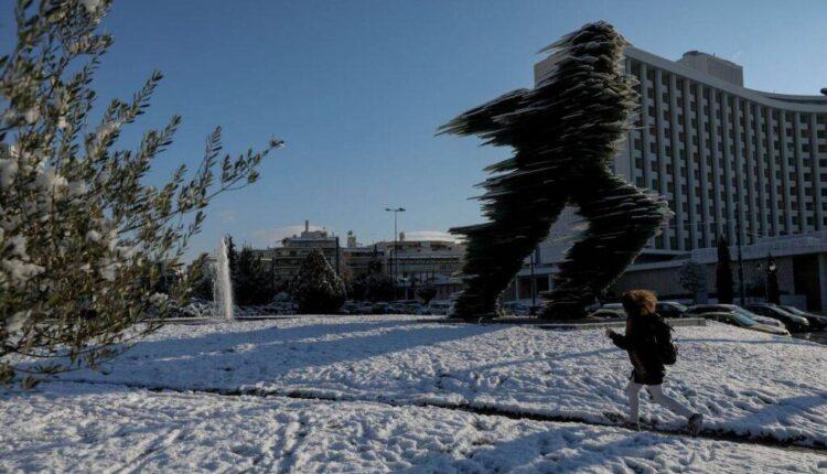 Απίστευτο: Χιονίζει στο κέντρο της Αθήνας!