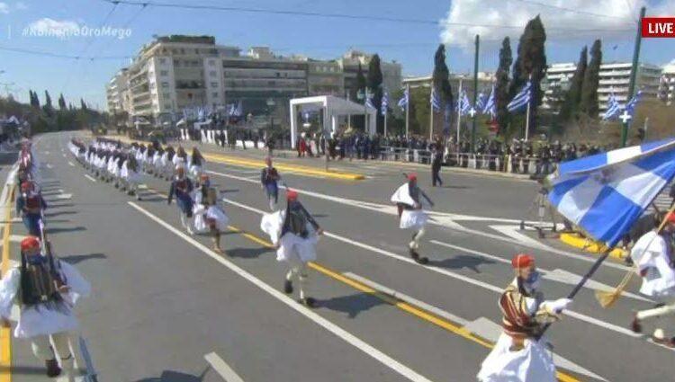 Εντυπωσίασαν οι Εύζωνες στην παρέλαση (VIDEO)