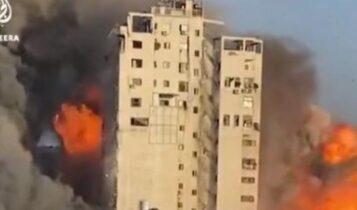 Η στιγμή που πέφτει 14όροφο κτίριο έπειτα από ισραηλινή επιδρομή στη Γάζα (VIDEO)