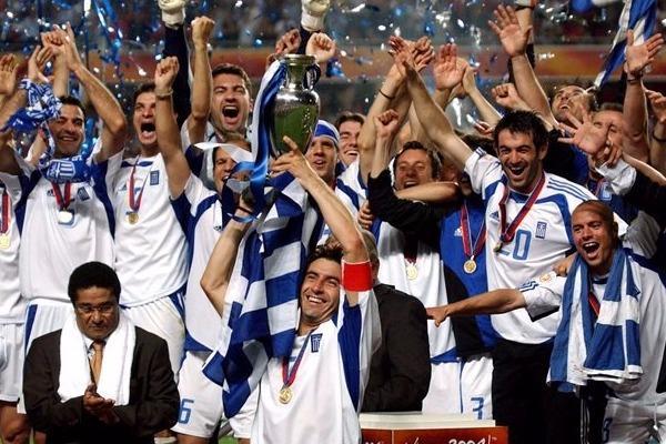 Η άγνωστη ιστορία πίσω από το γνωστότερο ελληνικό σύνθημα για το EURO 2004 (ΦΩΤΟ-VIDEO)