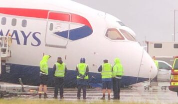 «Κατέρρευσε» το μπροστινό μέρος αεροπλάνου της British Airways στο Heathrow (ΦΩΤΟ-VIDEO)