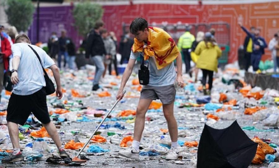EURO 2021: Οπαδοί της Σκωτίας καθάρισαν πλατεία που… λέρωσαν πριν το βρετανικό ντέρμπι