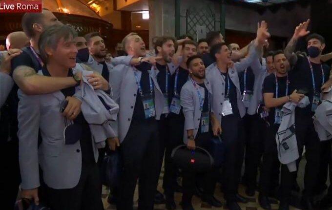 EURO 2021: Πανηγύρισαν τραγουδώντας μαζί με τους οπαδούς οι παίκτες της Ιταλίας (VIDEO)