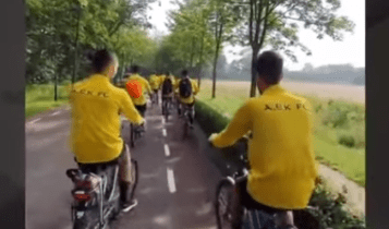 ΑΕΚ: Με ποδήλατα οι παίκτες στην πρωινή προπόνηση στο «Sportpark van Zuijen» (VIDEO)