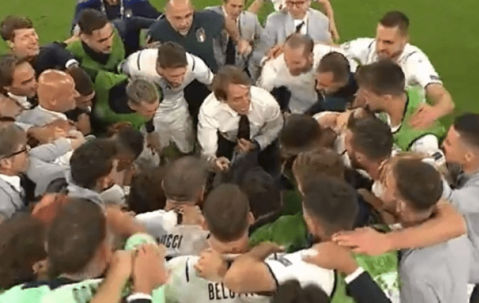 Μαντσίνι στους παίκτες, μετά την πρόκριση: «Μας έμεινε ένα ματς για τον τελικό και δύο για να πάρουμε το EURO» (VIDEO)