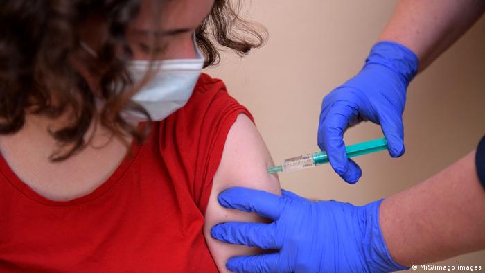 Ξεκινάει ο εμβολιασμός των εφήβων 15-17 ετών (VIDEO)