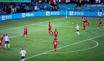 EURO 2021: Δύο μπάλες στο γήπεδο λίγο πριν το πέναλτι του Στέρλινγκ (VIDEO)