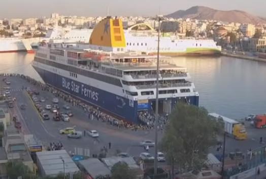Ουρές 100 μέτρων στο λιμάνι του Πειραιά! (VIDEO)