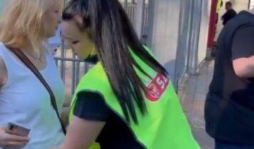 Σεκιούριτι στο Super Cup Ρουμανίας κάνει έλεγχο στα στήθη των γυναικών οπαδών