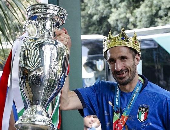 EURO 2021: Με στέμμα στο κεφάλι του έφτασε ο Κιελίνι στην Ιταλία (ΦΩΤΟ)