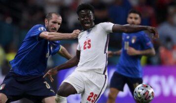 EURO 2021: Οπαδός της Ιταλίας έκανε τατού το τράβηγμα του Κιελίνι στον Σακά (ΦΩΤΟ)