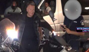 Αστυνομικοί σταματούν τον Κούγια σε μπλόκο στη Μύκονο με ανασφάλιστη μηχανή (VIDEO)