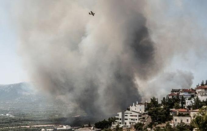 Φωτιά στην Βαρυμπόμπη: Εκκενώθηκε κατασκήνωση με 80 παιδιά!