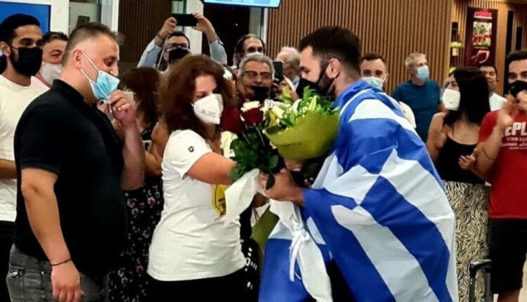 Ολυμπιακοί Αγώνες-Ιακωβίδης: Αποθέωση στο αεροδρόμιο κατά την επιστροφή του (VIDEO)