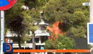 Στις φλόγες σπίτια στην πλατεία της Βαρυμπόμπης (VIDEO)