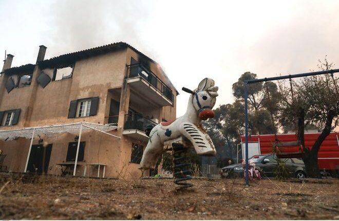 Φωτιά στη Βαρυμπόμπη: Η επόμενη μέρα από την καταστροφή-Σπίτια και δάσος έγιναν στάχτη (ΦΩΤΟ)