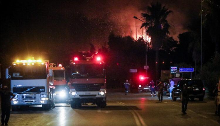 Εφιαλτική νύχτα από τη φωτιά: Κάηκαν σπίτια - Ενεργά μέτωπα σε Βαρυμπόμπη, Θρακομακεδόνες και Τατόι (VIDEO)