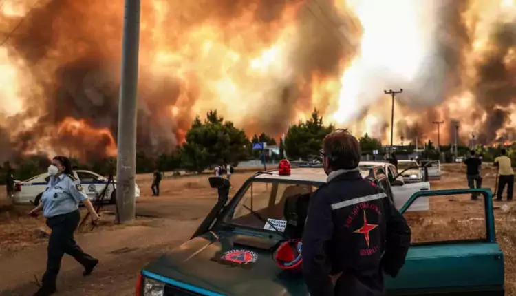 Ανεξέλεγκτη η φωτιά σε Δροσοπηγή και Κρυονέρι -Εντολή εκκένωσης στην Ιπποκράτειο Πολιτεία! (VIDEO)