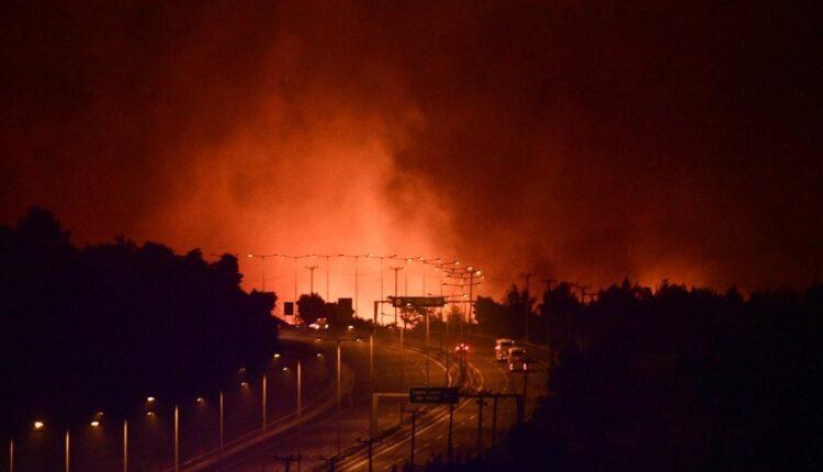 Δραματικό βράδυ στην Αττική: Καίγονται σπίτια στις Αφίδνες -Εκκενώνονται Καπανδρίτι, Πολυδένδρι, Πευκόφυτο, Οικισμός Ποντίων!