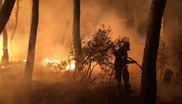 Εφιαλτικές στιγμές στην Εύβοια: Κυκλωμένο από τις φλόγες το χωριό Ελληνικά, η πυρκαγιά μπήκε στα Βασιλικά (VIDEO)