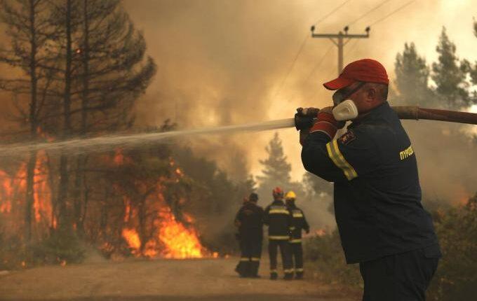 Αρκαδία: Δύο πυροσβέστες με αναπνευστικά προβλήματα και ένας με εγκαύματα