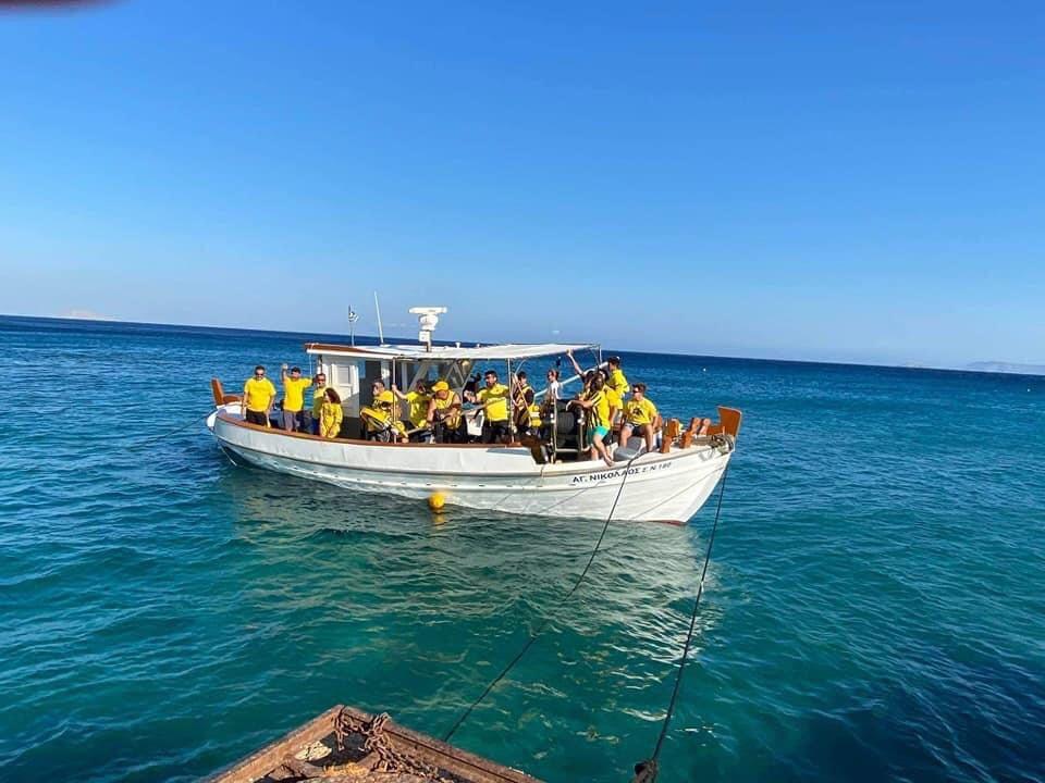 Τρέλα για την ΑΕΚ στην «κιτρινόμαυρη» Νάξο και πάρτι με συνθήματα σε σκάφος! (ΦΩΤΟ)