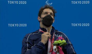 Παραολυμπιακοί Αγώνες: Δακρυσμένος και με... μήνυμα στην απονομή ο Τσαπατάκης (VIDEO)
