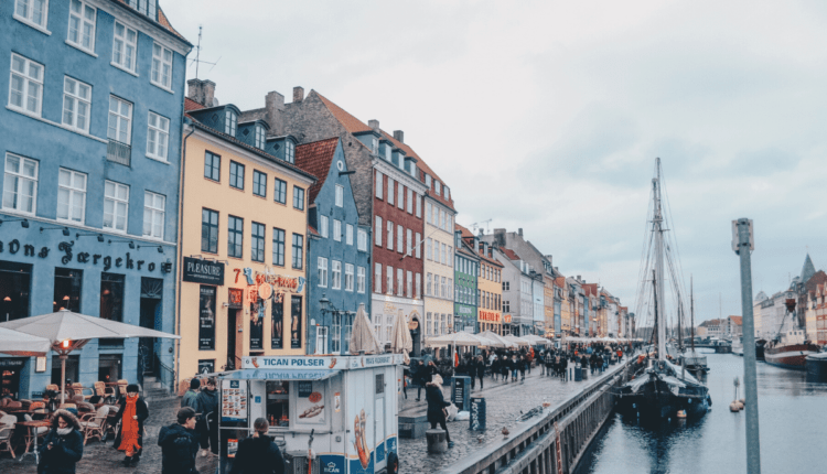 Κορωνοϊός: Η Δανία τον υποβιβάζει σε «εποχική γρίπη»