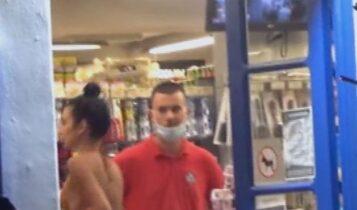 Ιταλίδα πήγε σε σούπερ μάρκετ μόνο με το μαγιό και τη μάσκα της! (VIDEO)