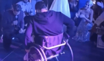 Αστυνομικός σε αναπηρικό καροτσάκι «χορεύει» ζεϊμπέκικο μπροστά στον Γιώργο Τσαλίκη (VIDEO)
