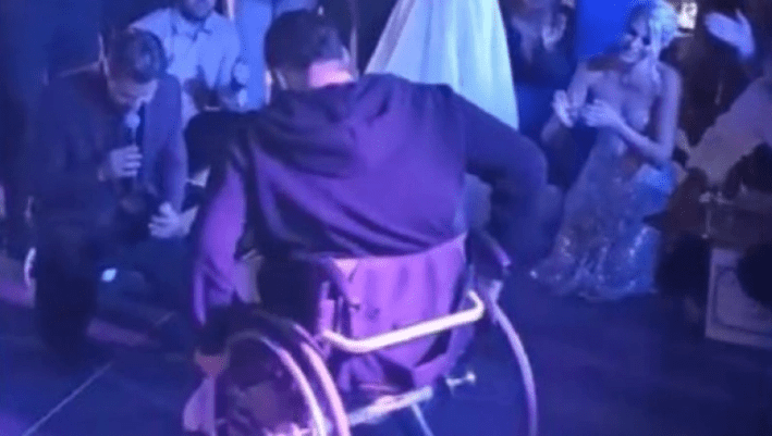 Αστυνομικός σε αναπηρικό καροτσάκι «χορεύει» ζεϊμπέκικο μπροστά στον Γιώργο Τσαλίκη (VIDEO)