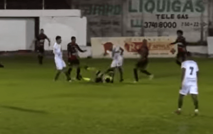 VIDEO σοκ από την Βραζιλία: Ποδοσφαιριστής κλώτσησε διαιτητή - Τον άφησε αναίσθητο!