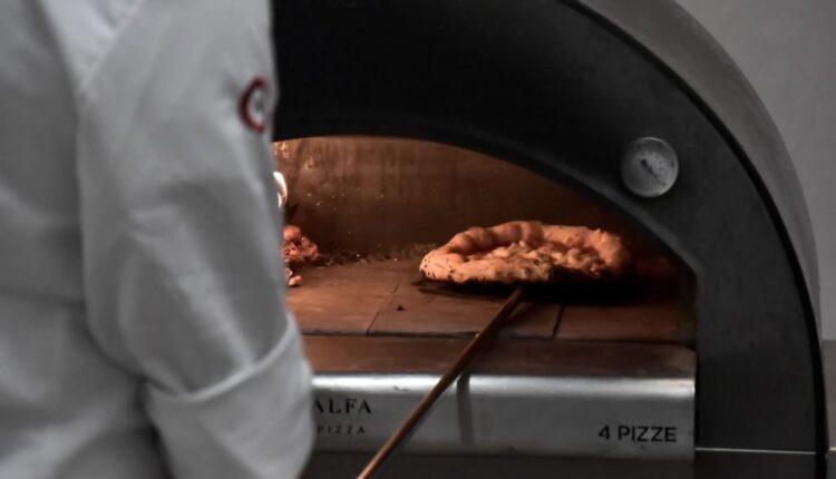 Ξεπέρασε και το σουβλάκι: Αυτή είναι η νέα τιμή της μεγάλης πίτσας των 12 κομματιών