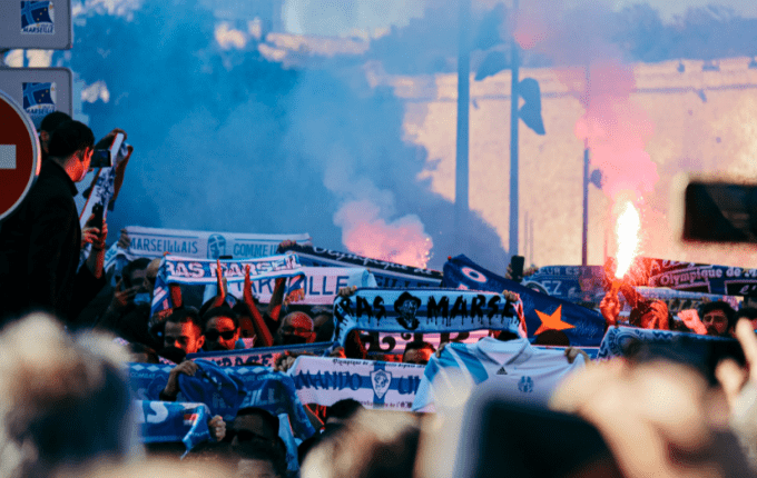 Λαϊκό προσκύνημα στην Μασσαλία για τον Μπερνάρ Ταπί (VIDEO)