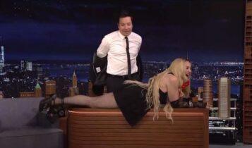 Η Μαντόνα ξάπλωσε στο γραφείο του Φάλον και σήκωσε τη φούστα της! (VIDEO)