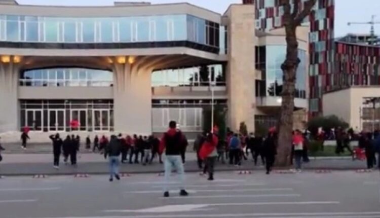 Επεισόδια πριν το Αλβανία-Πολωνία στην πλατεία Τερέζα (VIDEO)