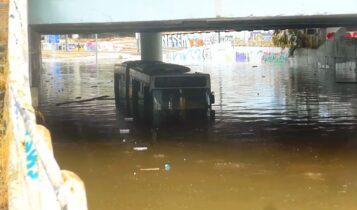 Κακοκαιρία «Μπάλλος»: Λεωφορείο βυθίστηκε στο νερό κάτω από γέφυρα! (VIDEO)
