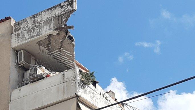 Χαλάνδρι: Εικόνες από το μπαλκόνι της πολυκατοικίας που έπεσε