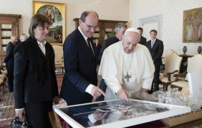 Βατικανό: Η υπογεγραμμένη φανέλα του Μέσι στα χέρια του Πάπα (ΦΩΤΟ)