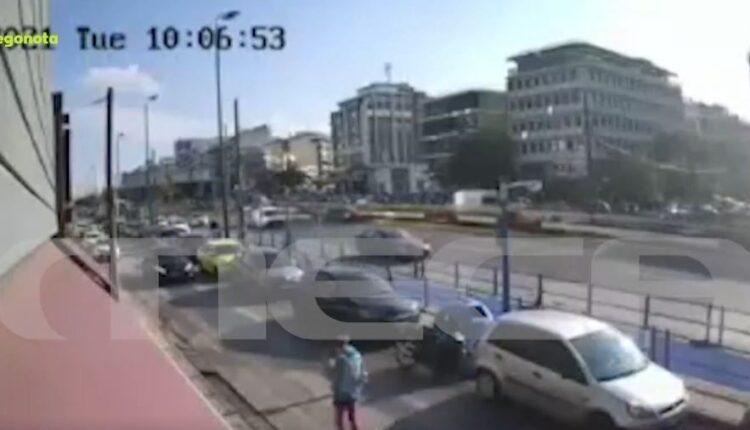 Τροχαίο σοκ στη Λεωφόρο Συγγρού: Oχημα παρέσυρε πεζή (VIDEO)