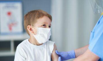 FDA για εμβολιασμό παιδιών: «Τα οφέλη υπερτερούν των κινδύνων»