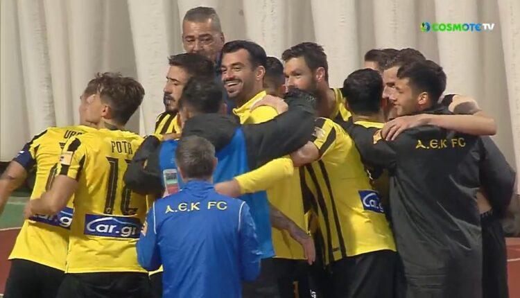Μια αγκαλιά: Οι παίκτες της ΑΕΚ πανηγύρισαν πλάι στους οπαδούς (VIDEO)