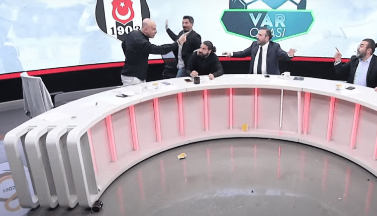 Τουρκία: Τρομερός τσακωμός σε αθλητική εκπομπή (VIDEO)