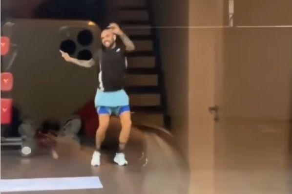 Ντάνι Άλβες: Το έριξε στον χορό όταν έμαθε ότι κλείνει στην Μπαρτσελόνα (VIDEO)