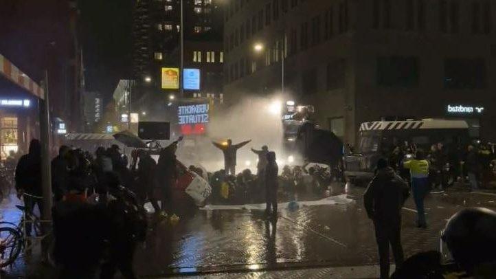 Ολλανδία: Βίαια επεισόδια στη Χάγη μετά την επιβολή νέου lockdown (VIDEO)