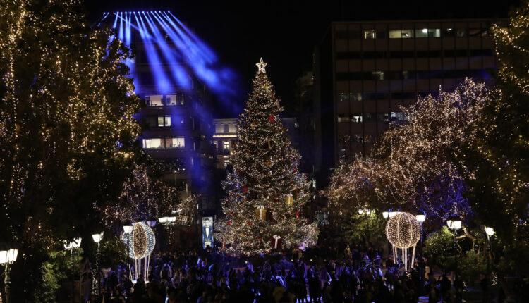 Αθήνα: Φωταγωγήθηκε το χριστουγεννιάτικο δέντρο στο Σύνταγμα (VIDEO)