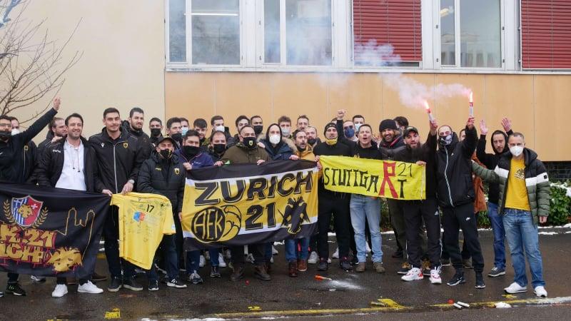 ΑΕΚ: Με καπνογόνα και συνθήματα η υποδοχή της ομάδας χάντμπολ στο Club της Ζυρίχης (ΦΩΤΟ-VIDEO)