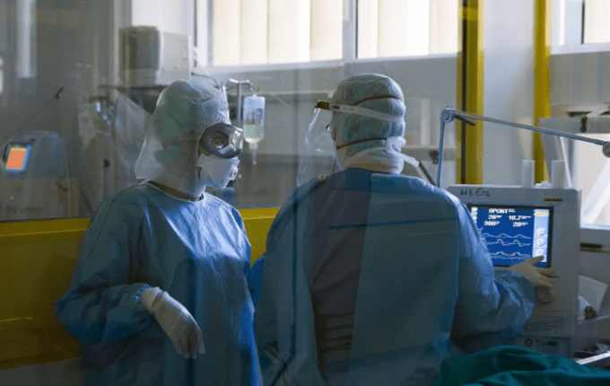 Κορωνοϊός: «Τάγματα» αρνητών εισβάλλουν στα νοσοκομεία-Καταγγελίες γιατρών