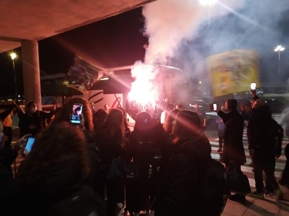 Τρέλα για την ΑΕΚ στη Λήμνο - Αποθεωτική υποδοχή του κόσμου στην γυναικεία ομάδα ποδοσφαίρου (ΦΩΤΟ)
