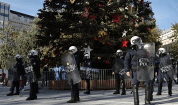 Επέτειος δολοφονίας Γρηγορόπουλου: Τα ΜΑΤ περιφρουρούν το έλατο στο Σύνταγμα (VIDEO)